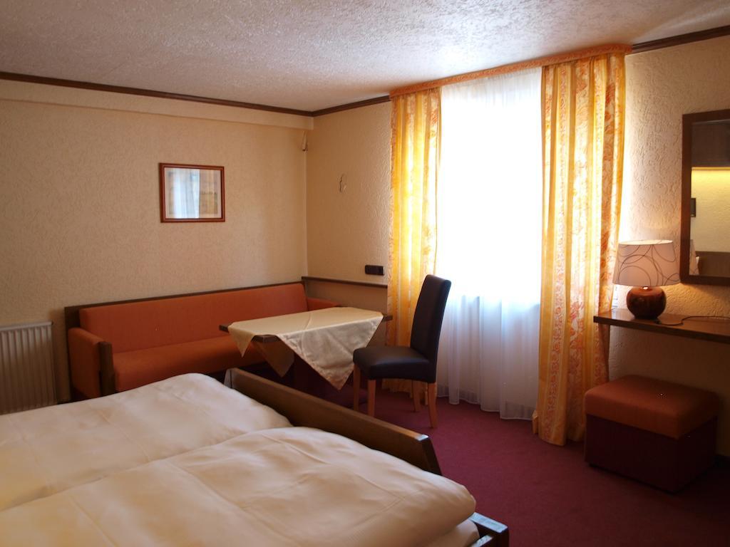 Hotel Gasthof Schuster Und Gaestehaus Rüdesheim am Rhein Quarto foto